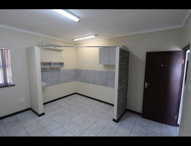 226M² BUSINESS CENTRE TO LET IN VREDENBURG